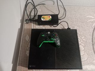 Xbox One Negra con Mando Verde
