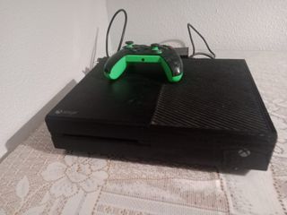 Xbox One Negra con Mando Verde