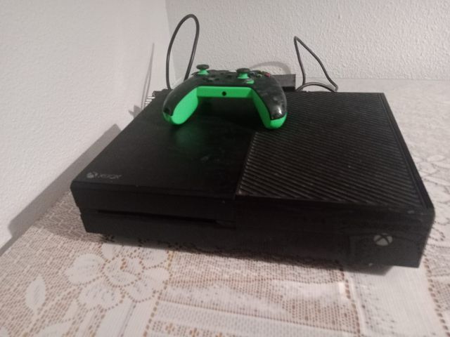 Xbox One nera con telecomando verde