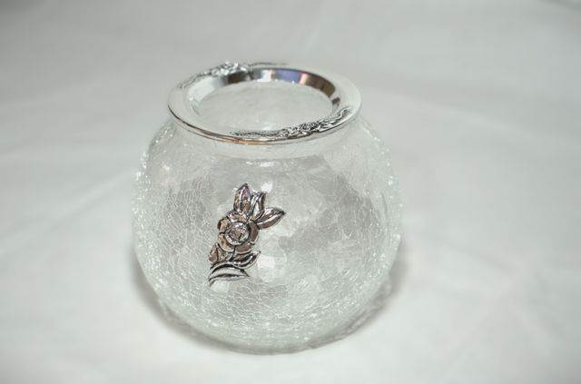 Jarrón de cristal con detalle floral plateado