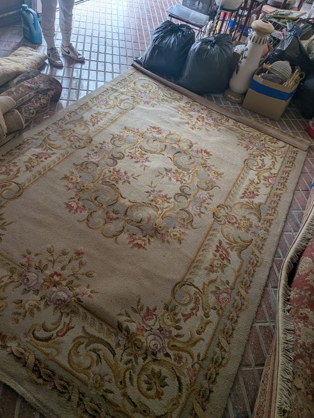 Alfombra beige y rosa