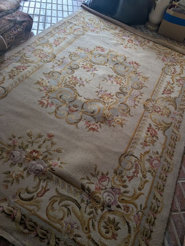 Alfombra beige y rosa