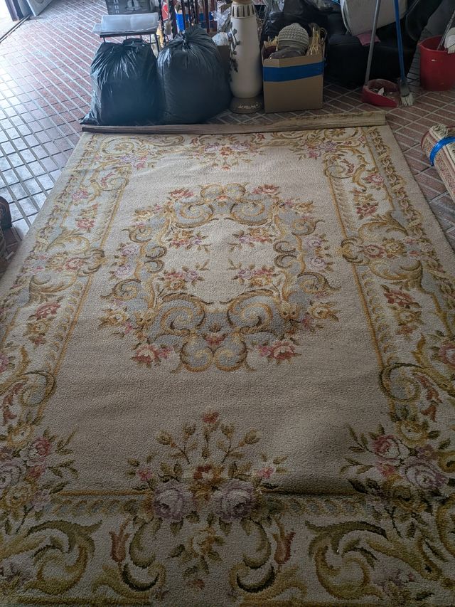 Alfombra beige y rosa