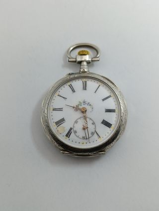 Reloj de bolsillo antiguo con grabado floral