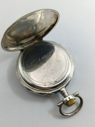 Reloj de bolsillo antiguo con grabado floral