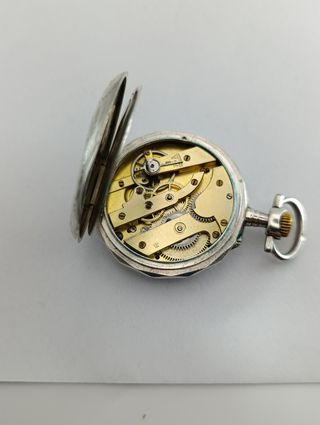 Reloj de bolsillo antiguo con grabado floral