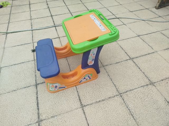 Pupitre infantil con asiento