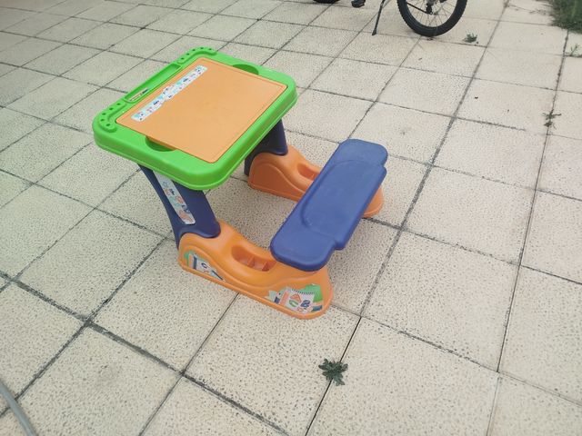 Pupitre infantil con asiento