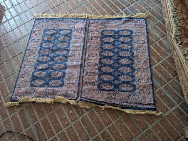 Alfombras azules y rosas de tela