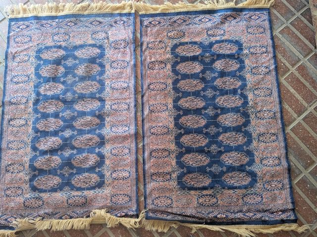 Alfombras azules y rosas de tela