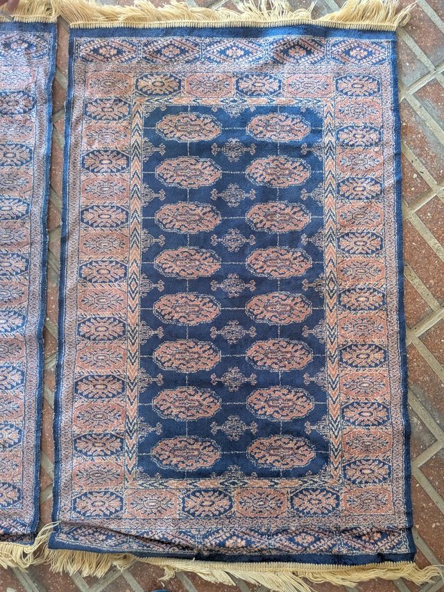 Alfombras azules y rosas de tela