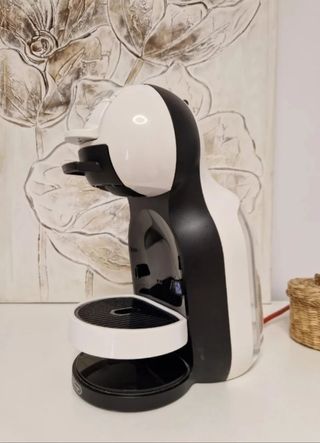 Cafetera Dolce Gusto Blanca y Negra