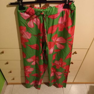 Pantaloni floreali verdi e rossi