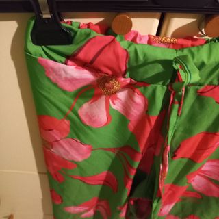 Pantaloni floreali verdi e rossi