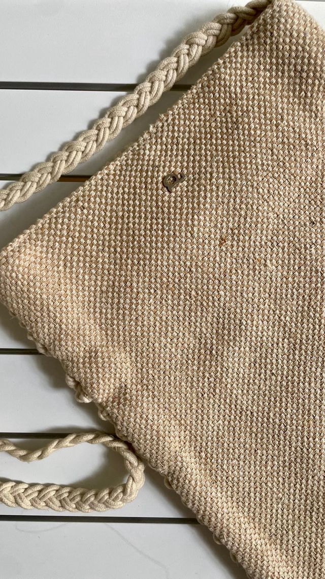Bolso de macramé beige con flecos