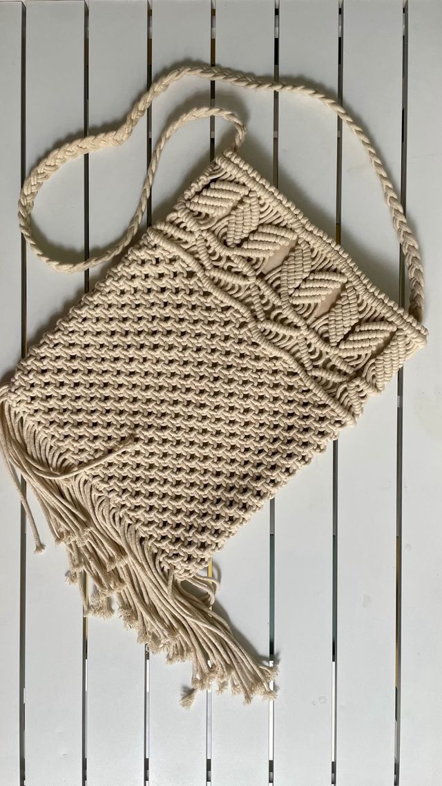 Bolso de macramé beige con flecos