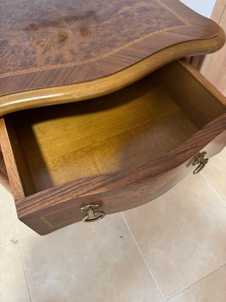 Cabecero y mesitas de noche de madera vintage