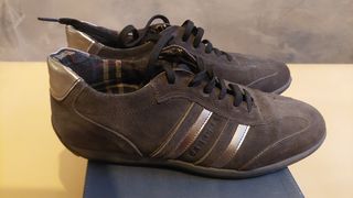 Scarpe marroni scamosciate con dettagli oro