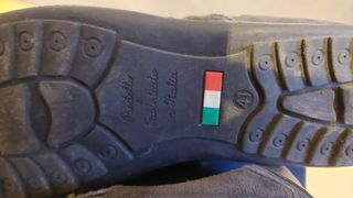 Scarpe marroni scamosciate con dettagli oro