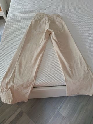 Pantalones beige anchos con botones