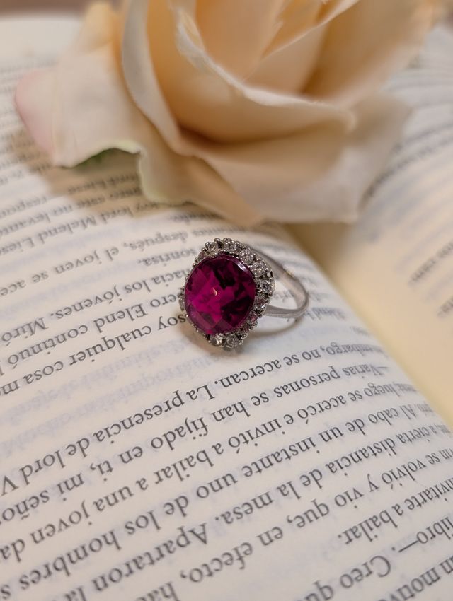 Anillo antiguo con piedra roja y detalles plateado