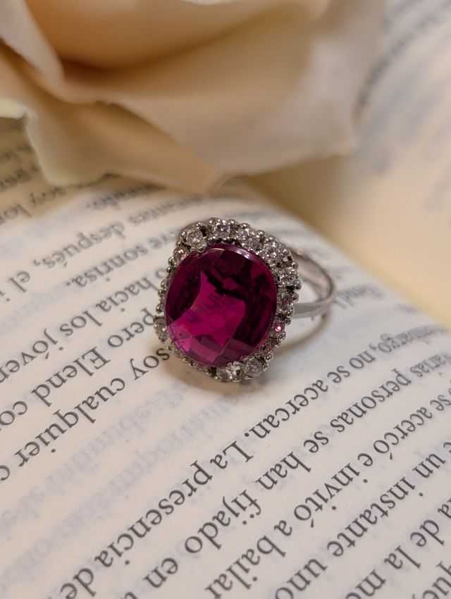 Anillo antiguo con piedra roja y detalles plateado