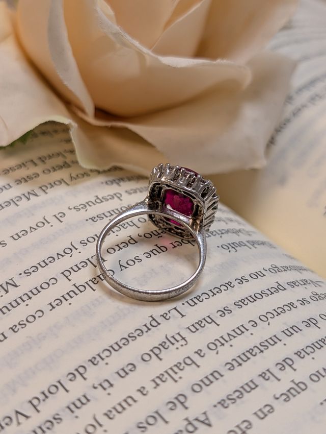 Anillo antiguo con piedra roja y detalles plateado