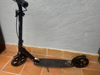 Es un patin de color negro para niños
