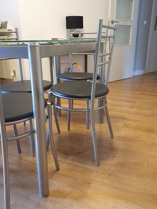 Mesa de cocina cristal y 4 sillas metal