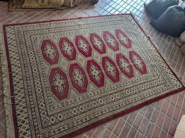 Alfombra de lana beige y roja