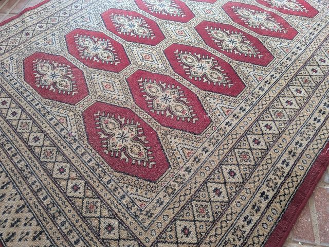 Alfombra de lana beige y roja