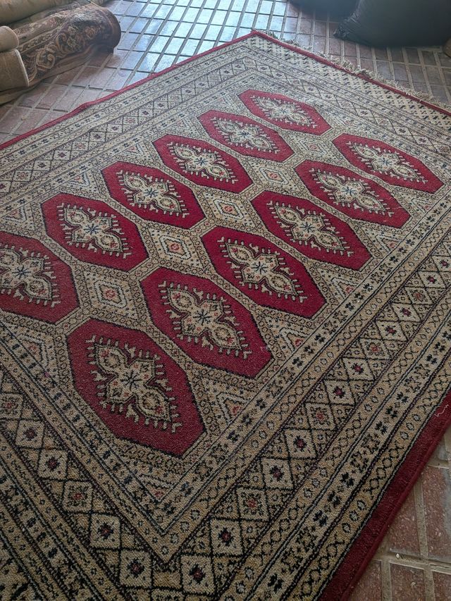 Alfombra de lana beige y roja