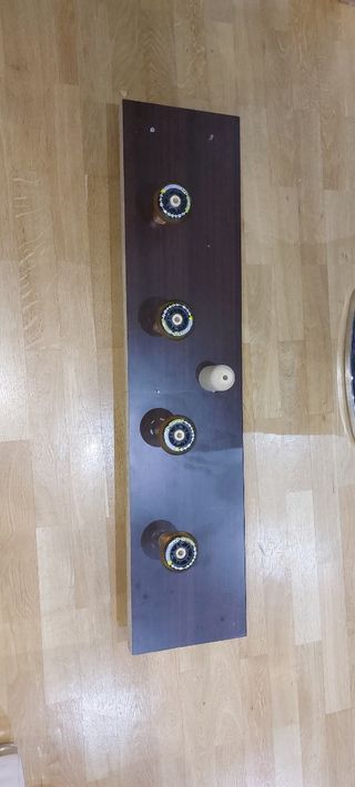 Perchero artesanal de madera y plástico