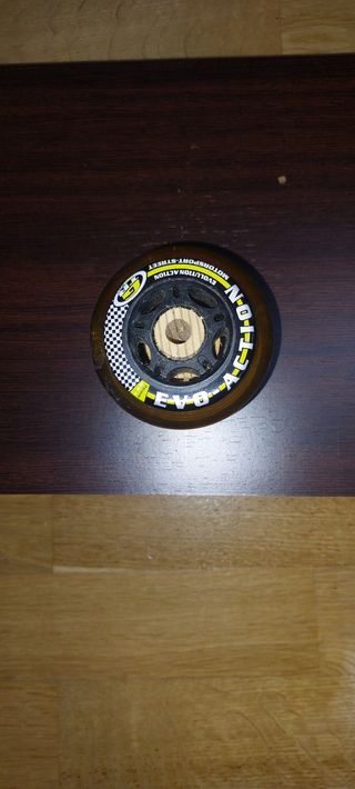 Perchero artesanal de madera y plástico