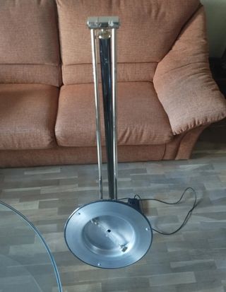 Lámpara de pie negra y dorada 