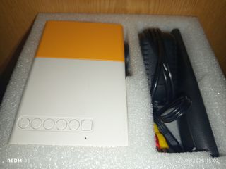 Mini proyector LED blanco y amarillo