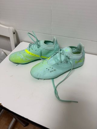 Botas de fútbol verdes y amarillas