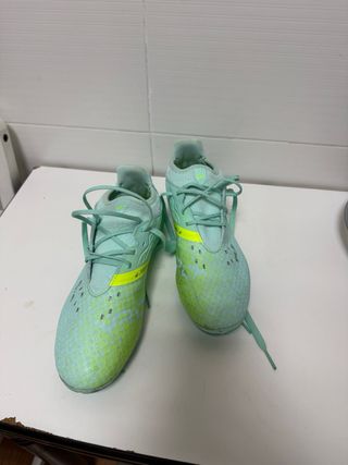 Botas de fútbol verdes y amarillas