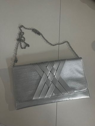 Bolso de mano plateado con cadena