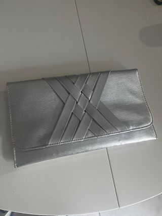 Bolso de mano plateado con cadena