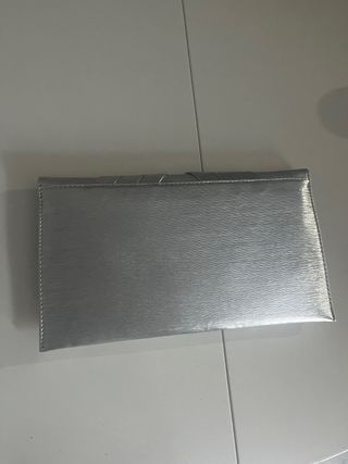 Bolso de mano plateado con cadena