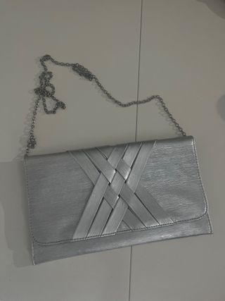 Bolso de mano plateado con cadena