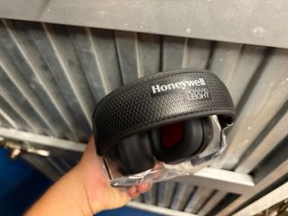 Orejeras Honeywell y rodilleras Negras