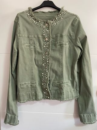 Chaqueta verde con perlas y tachuelas