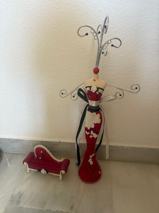 Expositor de Joyas Estilo Maniquí y sofa anillos