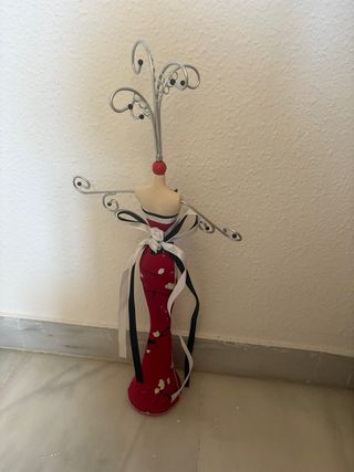 Expositor de Joyas Estilo Maniquí y sofa anillos