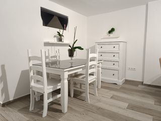 Mesa, 4 Sillas y Sinfonier Madera Blanco