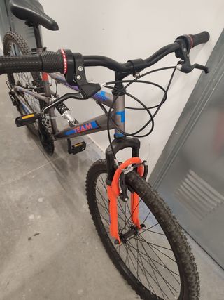 Bicicleta de montaña gris y azul