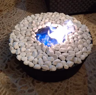 Chimenea biometanol de hormigon negra y blanca