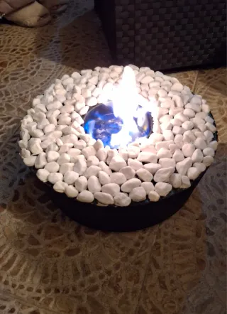 Chimenea biometanol de hormigon negra y blanca